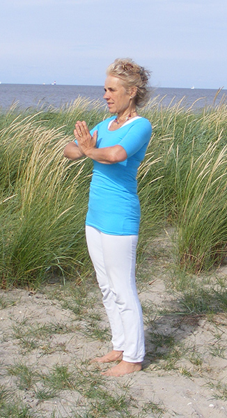 Marlies Cramer beim Yoga am Strand